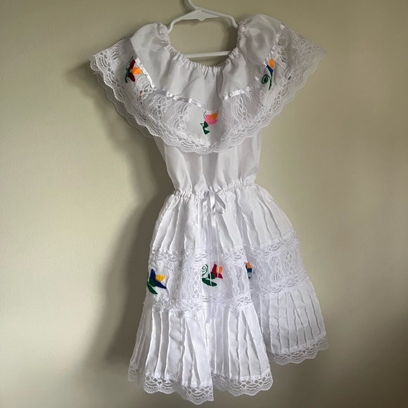 Embroidered Mexican style white dress size 4/4T - Picture 2 of 3